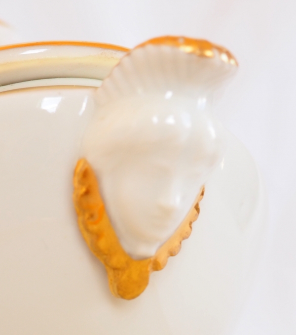 Empire Paris porcelain sauce boat enhanced with fine gold, early 19th century