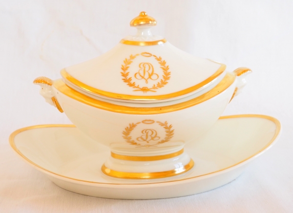 Empire Paris porcelain sauce boat enhanced with fine gold, early 19th century