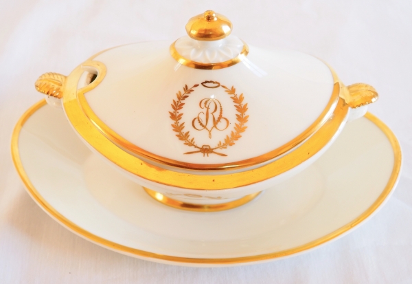 Empire Paris porcelain sauce boat enhanced with fine gold, early 19th century