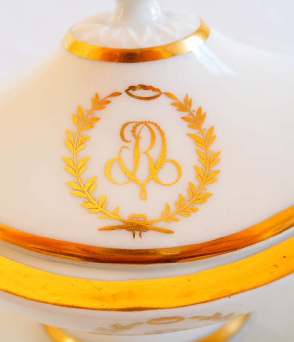 Empire Paris porcelain sauce boat enhanced with fine gold, early 19th century