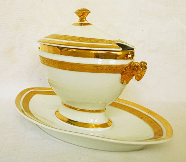 Paris porcelain sauce boat enhanced with fine gold, Empire period