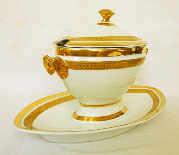 Paris porcelain sauce boat enhanced with fine gold, Empire period