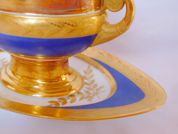 Sucrier ou saucière Empire en porcelaine bleue et or, Manufacture Schoelcher