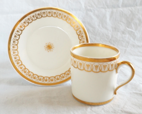 Nast : Empire Paris porcelain coffee set for 12 guests enhanced with fine gold - early 19th century