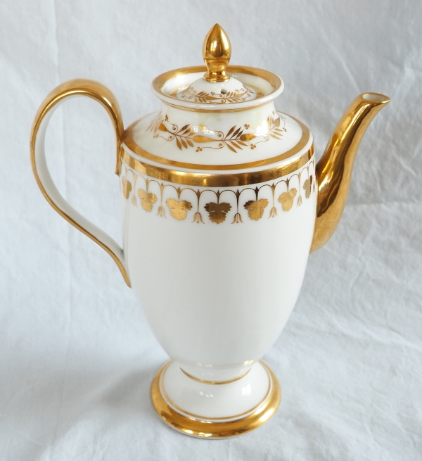 Nast : Empire Paris porcelain coffee set for 12 guests enhanced with fine gold - early 19th century