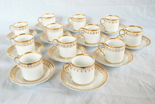 Nast : Empire Paris porcelain coffee set for 12 guests enhanced with fine gold - early 19th century