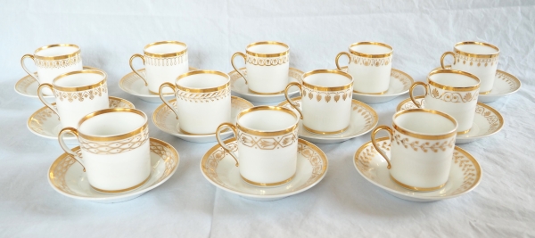 Nast : Empire Paris porcelain coffee set for 12 guests enhanced with fine gold - early 19th century