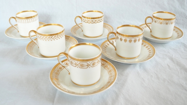Nast : Empire Paris porcelain coffee set for 12 guests enhanced with fine gold - early 19th century