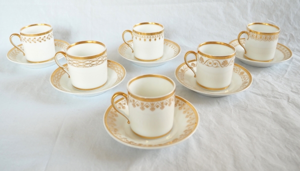 Nast : Empire Paris porcelain coffee set for 12 guests enhanced with fine gold - early 19th century