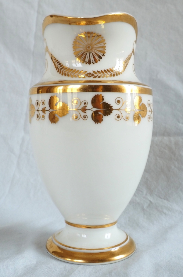 Nast : Empire Paris porcelain coffee set for 12 guests enhanced with fine gold - early 19th century
