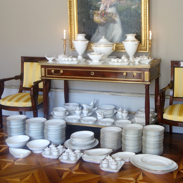 Nast : Empire Paris porcelain coffee set for 12 guests enhanced with fine gold - early 19th century