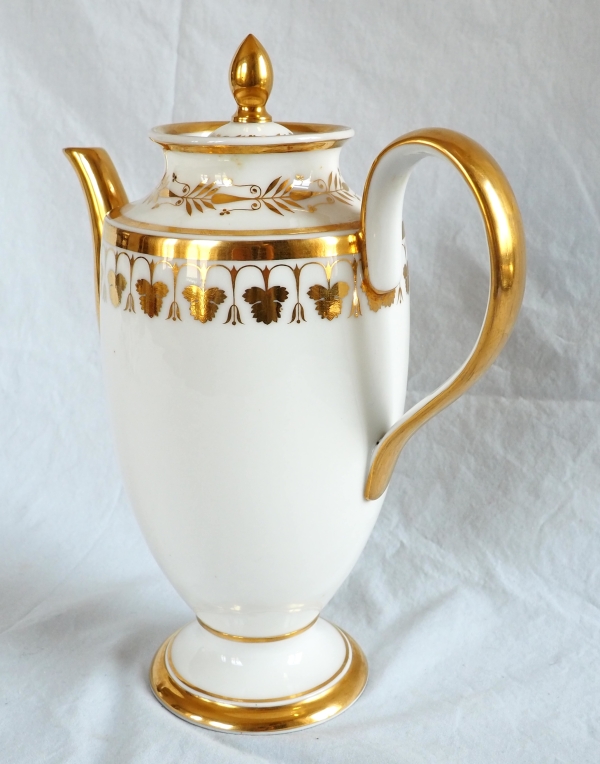 Nast : Empire Paris porcelain coffee set for 12 guests enhanced with fine gold - early 19th century