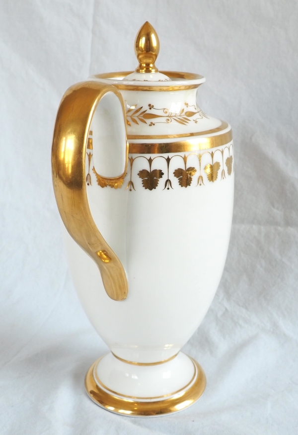 Nast : Empire Paris porcelain coffee set for 12 guests enhanced with fine gold - early 19th century