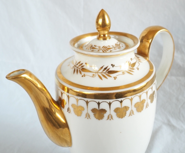 Nast : Empire Paris porcelain coffee set for 12 guests enhanced with fine gold - early 19th century