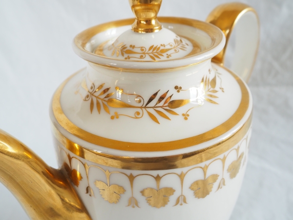 Nast : Empire Paris porcelain coffee set for 12 guests enhanced with fine gold - early 19th century