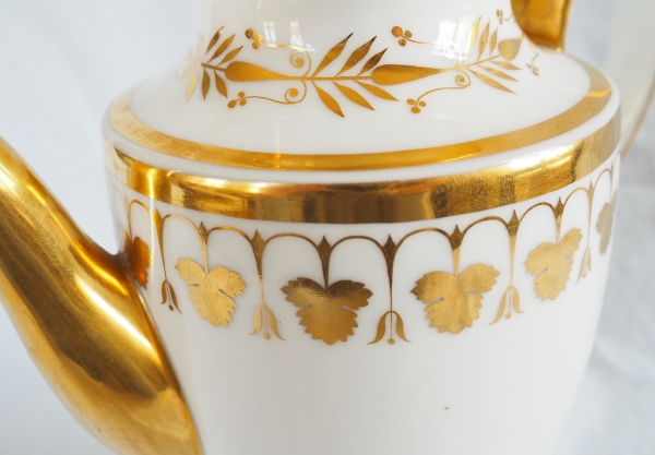 Nast : Empire Paris porcelain coffee set for 12 guests enhanced with fine gold - early 19th century