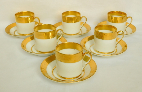 Paris porcelain coffee set - coffee pot and 6 cups enhanced with fine gold - early 19th century