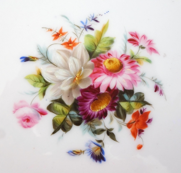 Service à dessert : 12 assiettes et 4 plats en porcelaine de Paris à décor fleuri - vers 1840