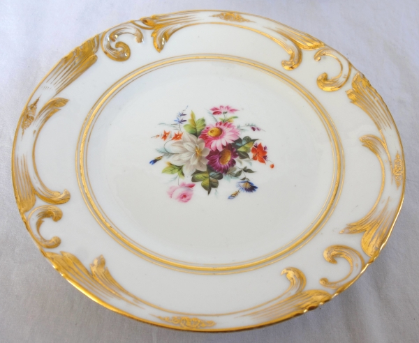 Service à dessert : 12 assiettes et 4 plats en porcelaine de Paris à décor fleuri - vers 1840