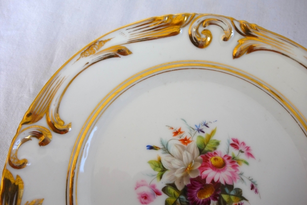 Service à dessert : 12 assiettes et 4 plats en porcelaine de Paris à décor fleuri - vers 1840