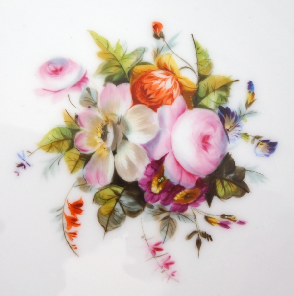 Service à dessert : 12 assiettes et 4 plats en porcelaine de Paris à décor fleuri - vers 1840