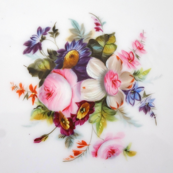 Service à dessert : 12 assiettes et 4 plats en porcelaine de Paris à décor fleuri - vers 1840