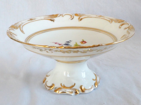 Service à dessert : 12 assiettes et 4 plats en porcelaine de Paris à décor fleuri - vers 1840