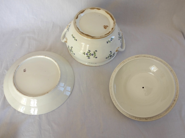 Service de table en porcelaine de Paris XVIIIe aux Barbeaux - 58 pièces - marque de château