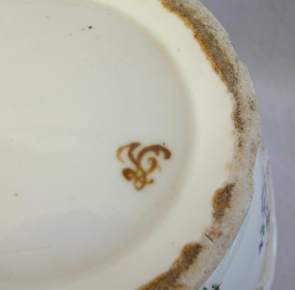 Service de table en porcelaine de Paris XVIIIe aux Barbeaux - 58 pièces - marque de château