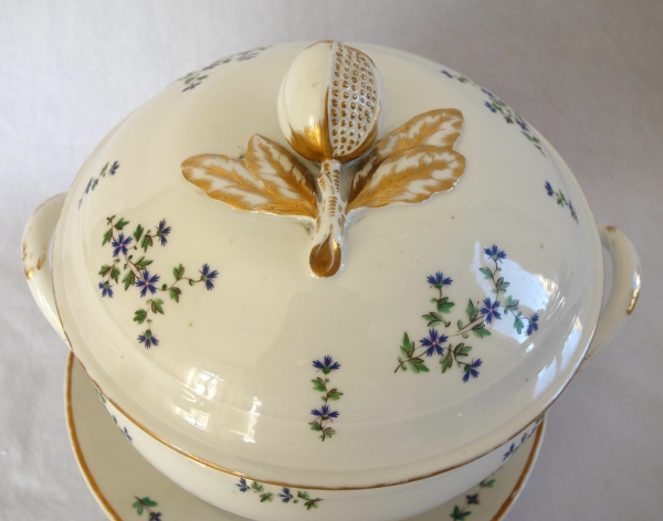 Service de table en porcelaine de Paris XVIIIe aux Barbeaux - 58 pièces - marque de château