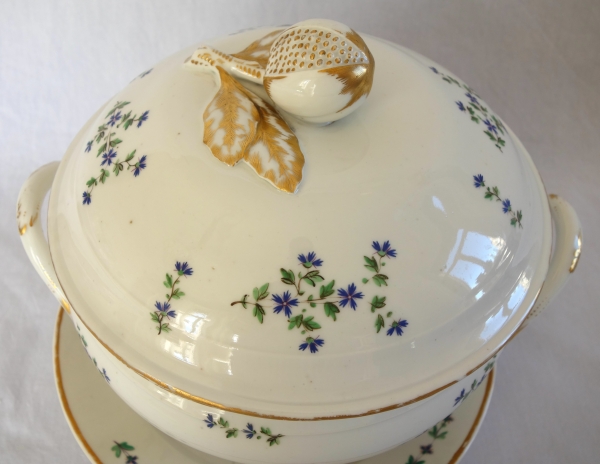 Service de table en porcelaine de Paris XVIIIe aux Barbeaux - 58 pièces - marque de château