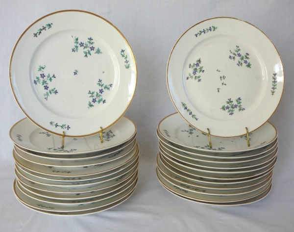 Service de table en porcelaine de Paris XVIIIe aux Barbeaux - 58 pièces - marque de château