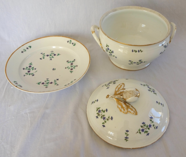Service de table en porcelaine de Paris XVIIIe aux Barbeaux - 58 pièces - marque de château