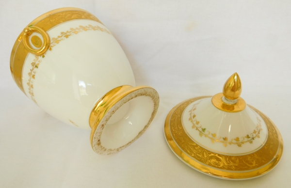 Service à café Empire en porcelaine de Paris dorée, 15 pièces, époque XIXe siècle