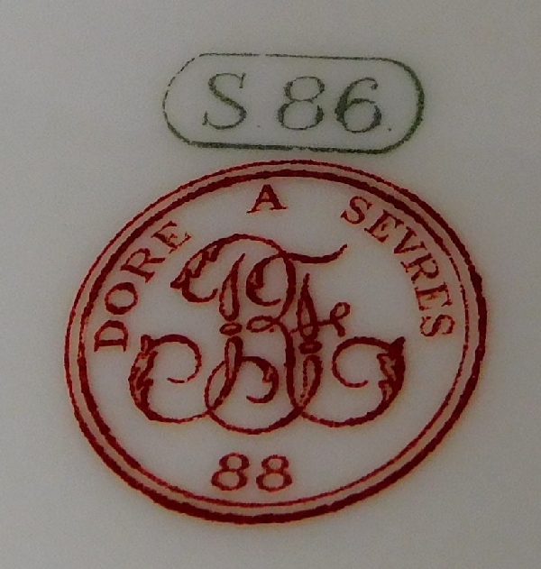 Porcelaine de Sèvres : service à thé complet pour 12 personnes, modèle Peyre doré à l'or fin, signé, 1888