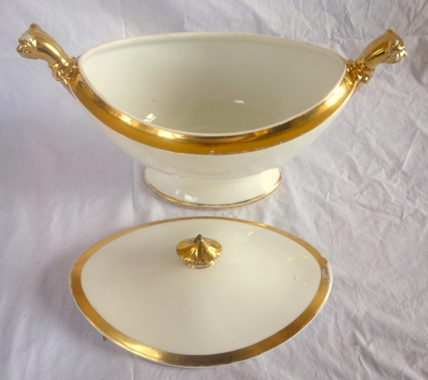 Empire Paris porcelain soup tureen enhanced with fine gold, early 19th century