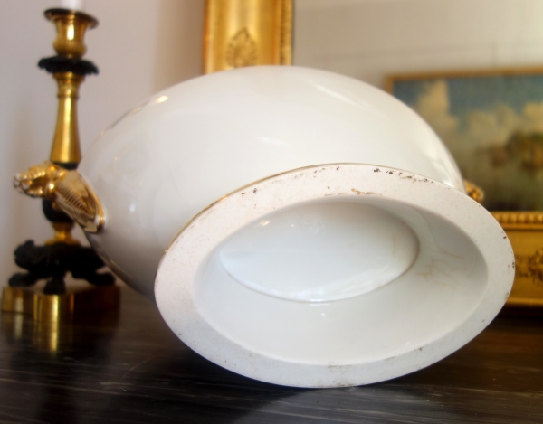 Empire Paris porcelain soup tureen enhanced with fine gold, early 19th century