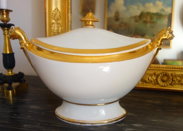 Empire Paris porcelain soup tureen enhanced with fine gold, early 19th century