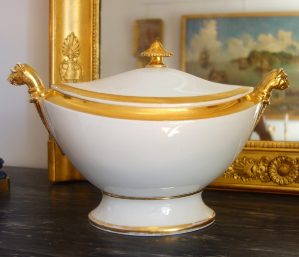 Empire Paris porcelain soup tureen enhanced with fine gold, early 19th century