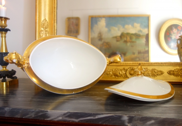 Empire Paris porcelain soup tureen enhanced with fine gold, early 19th century