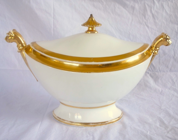 Empire Paris porcelain soup tureen enhanced with fine gold, early 19th century