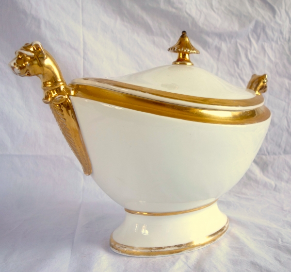 Empire Paris porcelain soup tureen enhanced with fine gold, early 19th century