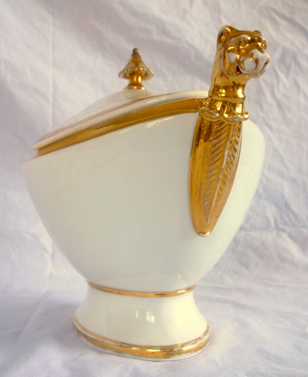 Empire Paris porcelain soup tureen enhanced with fine gold, early 19th century