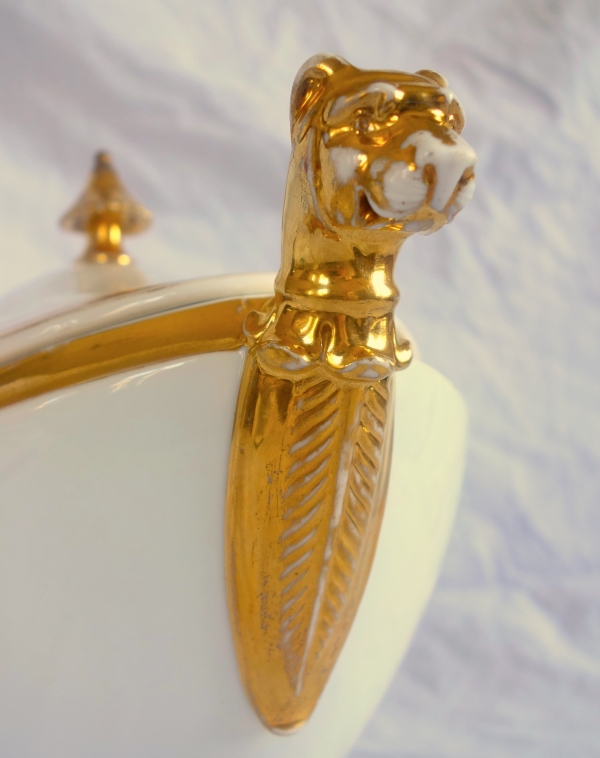 Empire Paris porcelain soup tureen enhanced with fine gold, early 19th century