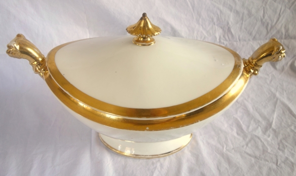 Empire Paris porcelain soup tureen enhanced with fine gold, early 19th century