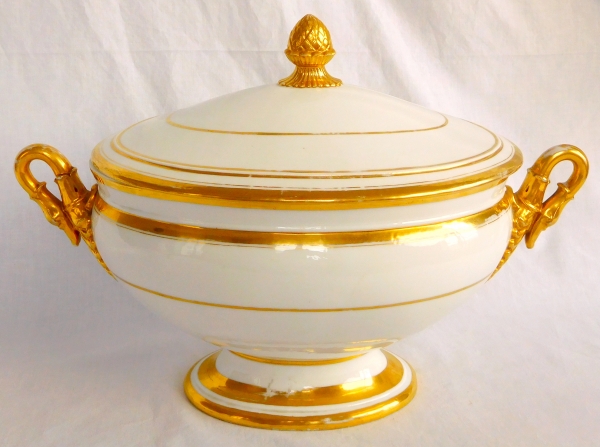 Empire Paris porcelain soup tureen enhanced with fine gold, early 19th century