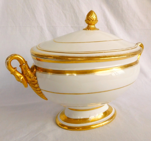 Empire Paris porcelain soup tureen enhanced with fine gold, early 19th century