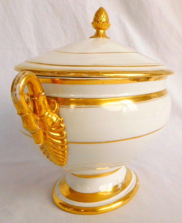 Empire Paris porcelain soup tureen enhanced with fine gold, early 19th century