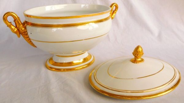 Empire Paris porcelain soup tureen enhanced with fine gold, early 19th century