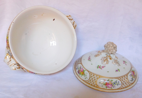 Polychrome gilt porcelain tureen - Manufacture de la Reine, Louis XVI period, 18th century